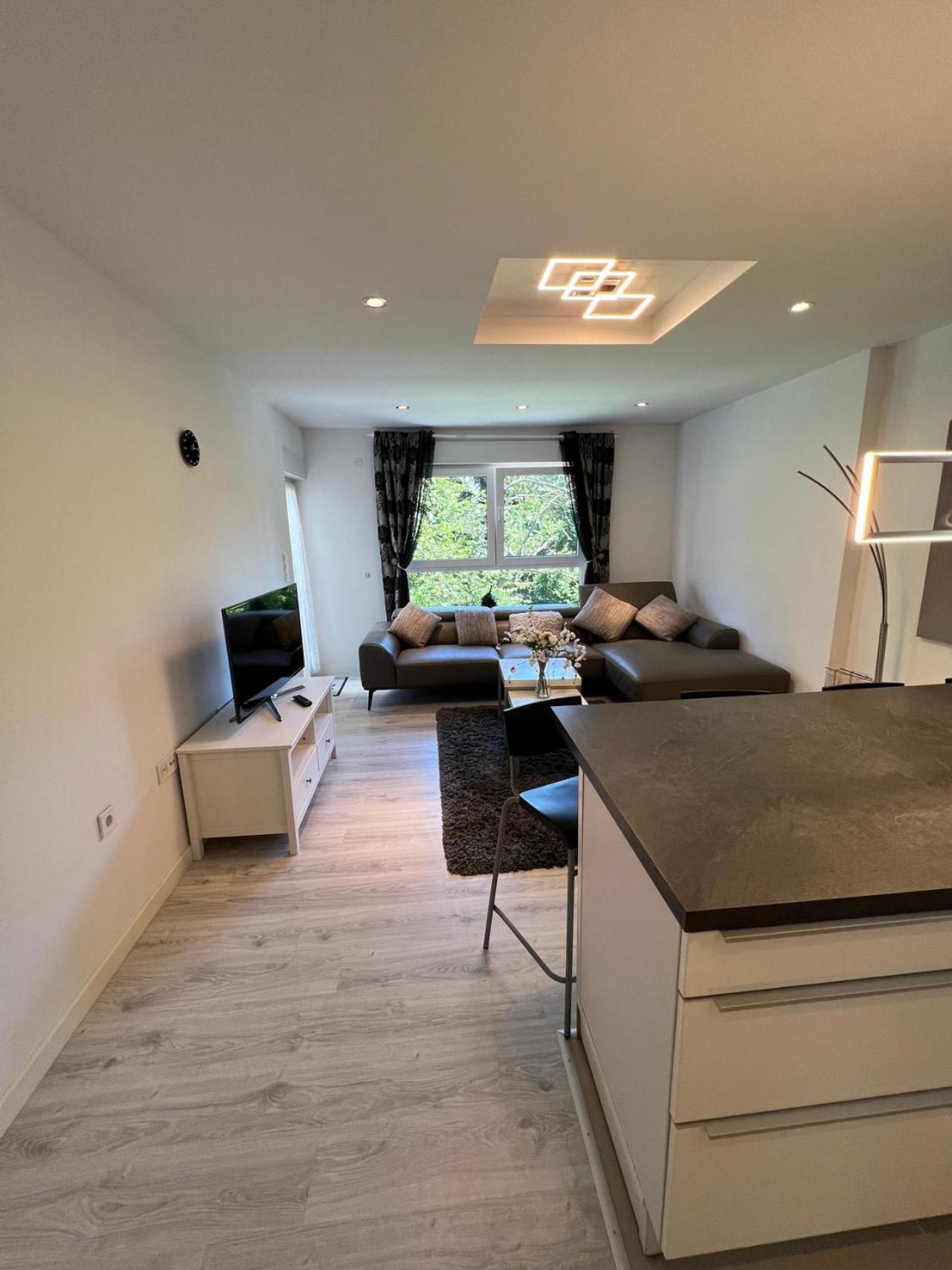 Airport Apartment *